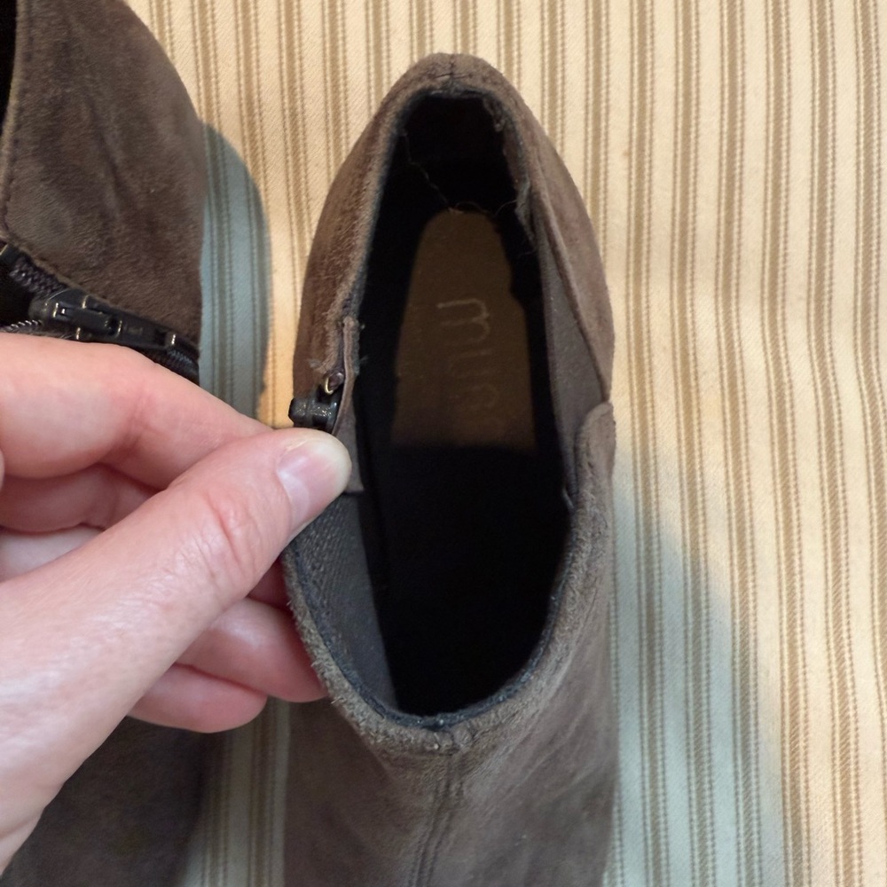 Munro Eve Peep Toe Suede Heels - Picture 5 of 7